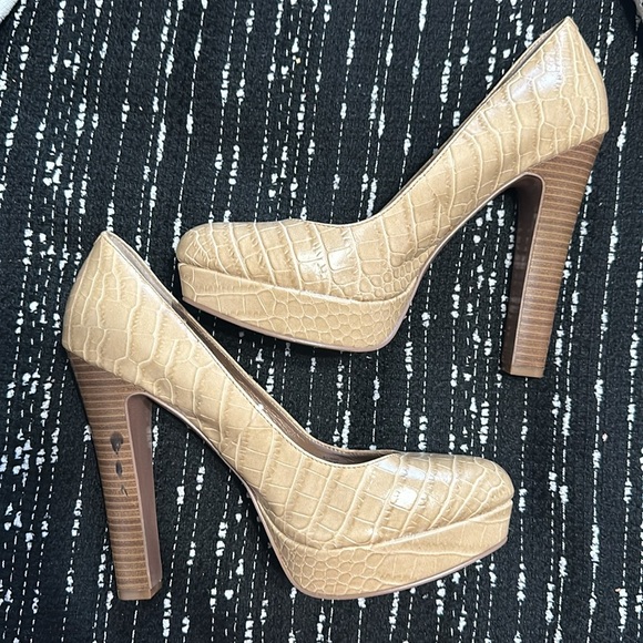 BCBGeneration yellow tan snake skin platform pump round toe - Picture 9 of 9